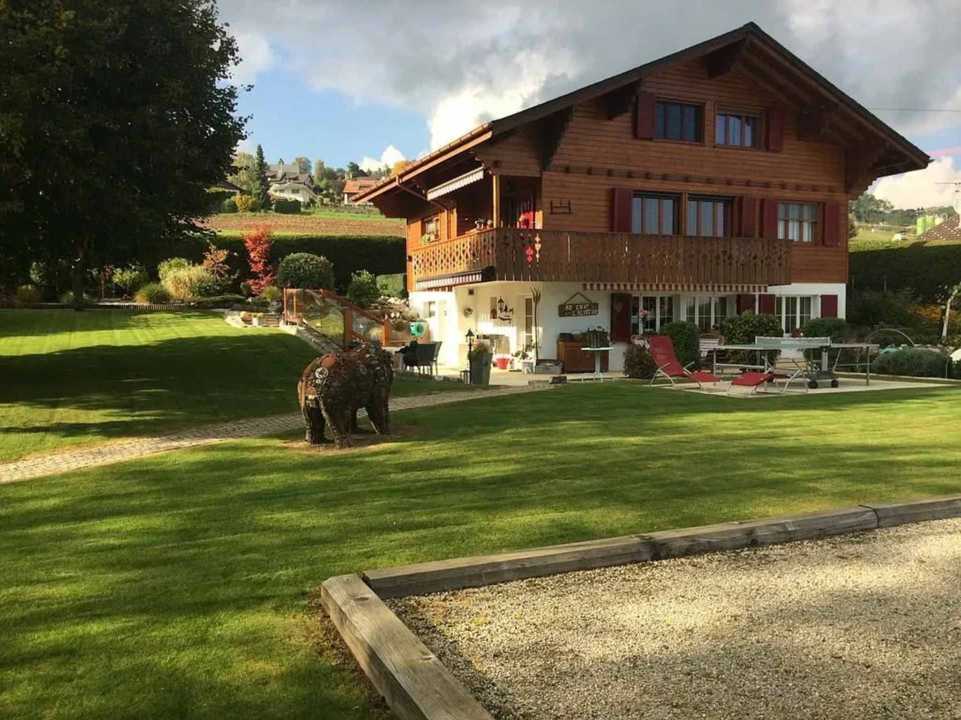 Chalet et pelouse entretenue