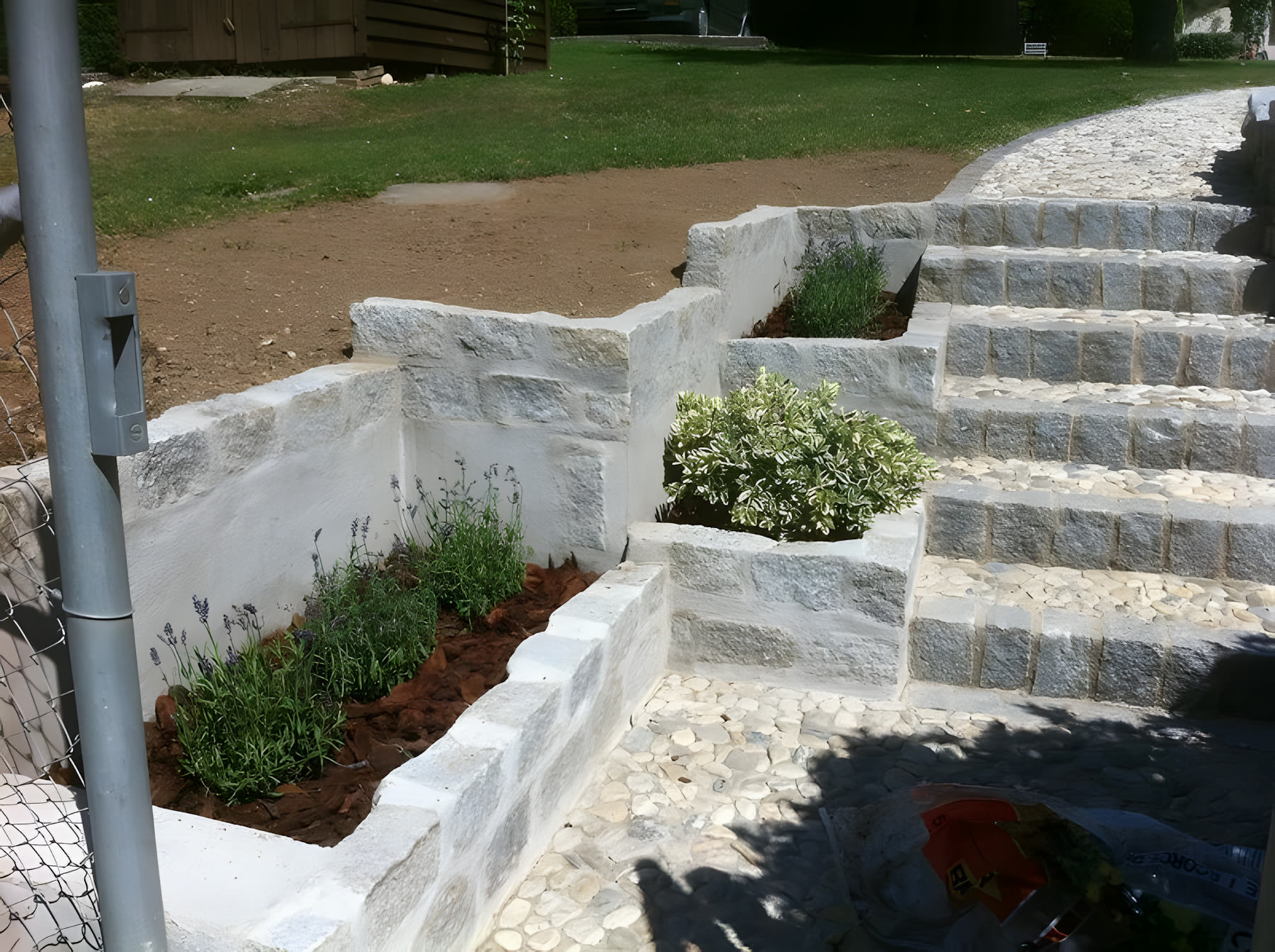 Escalier en pierre et jardinières